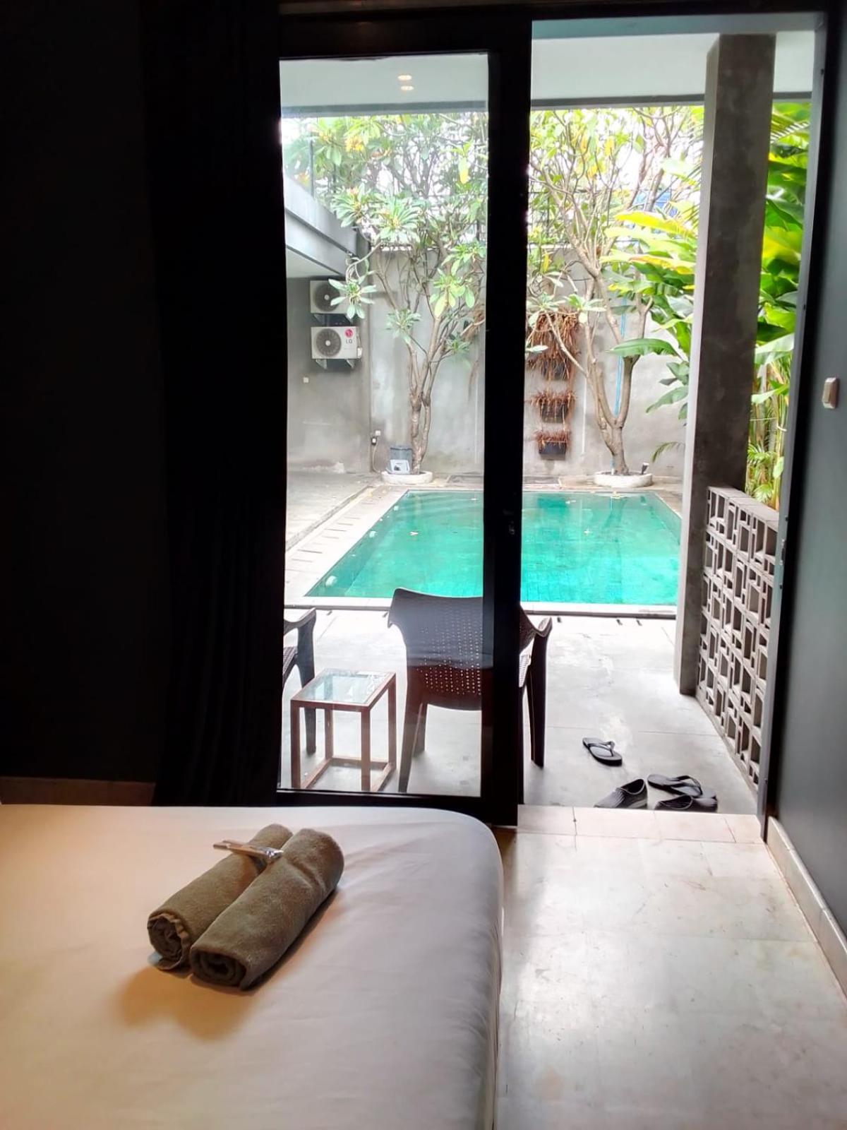 Escotel Casa De Luga Jakarta Exterior photo