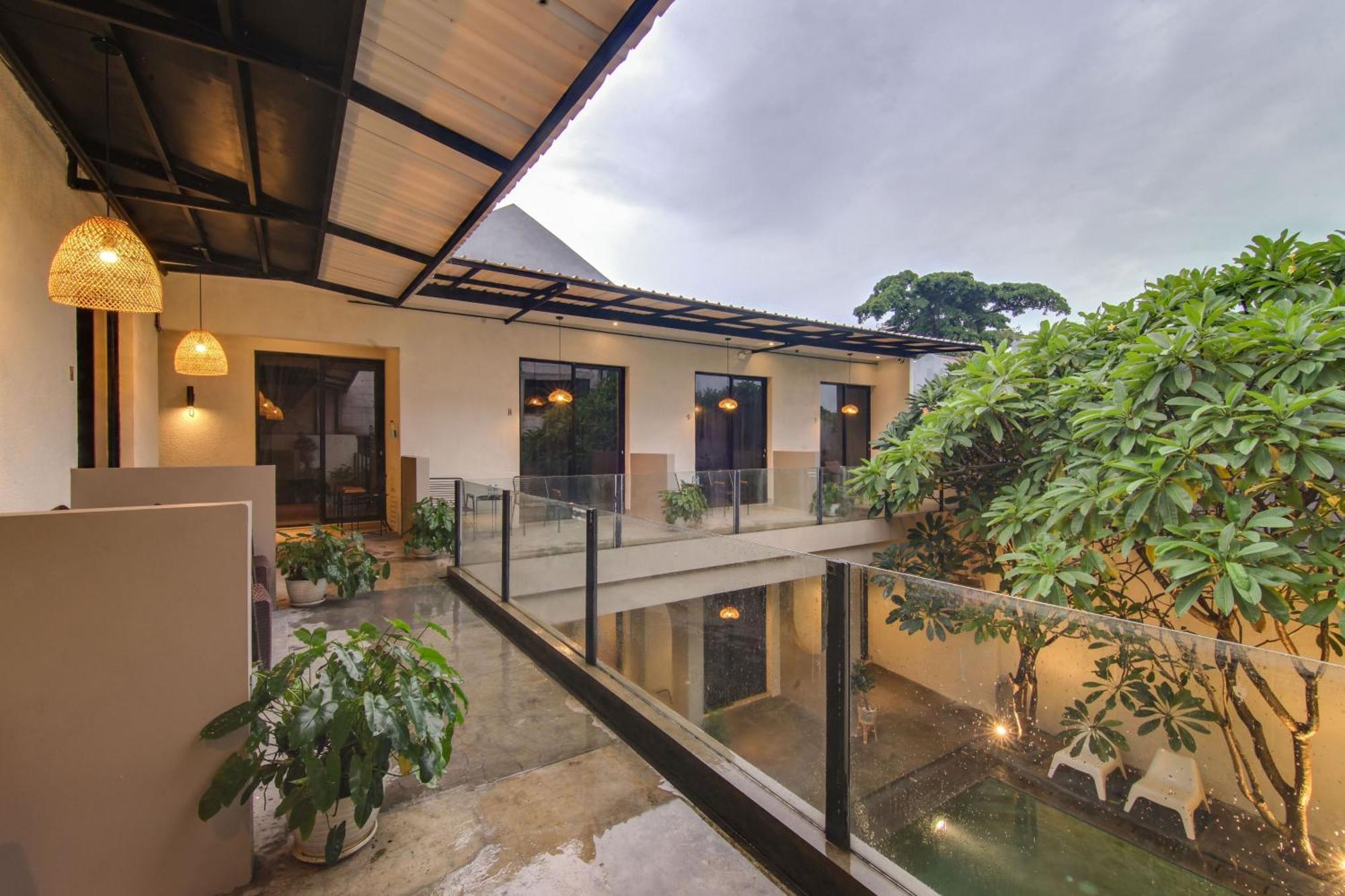 Escotel Casa De Luga Jakarta Exterior photo