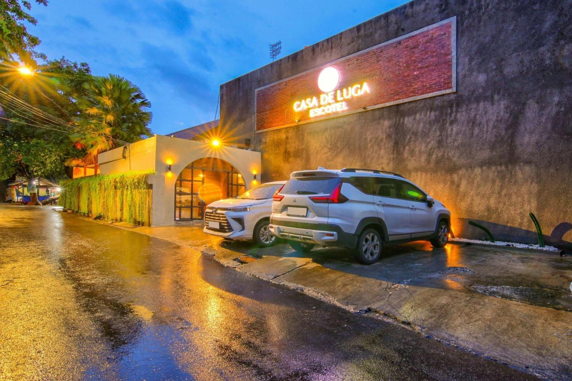 Escotel Casa De Luga Jakarta Exterior photo